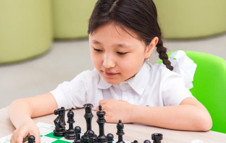 Ученик играет в шахматы